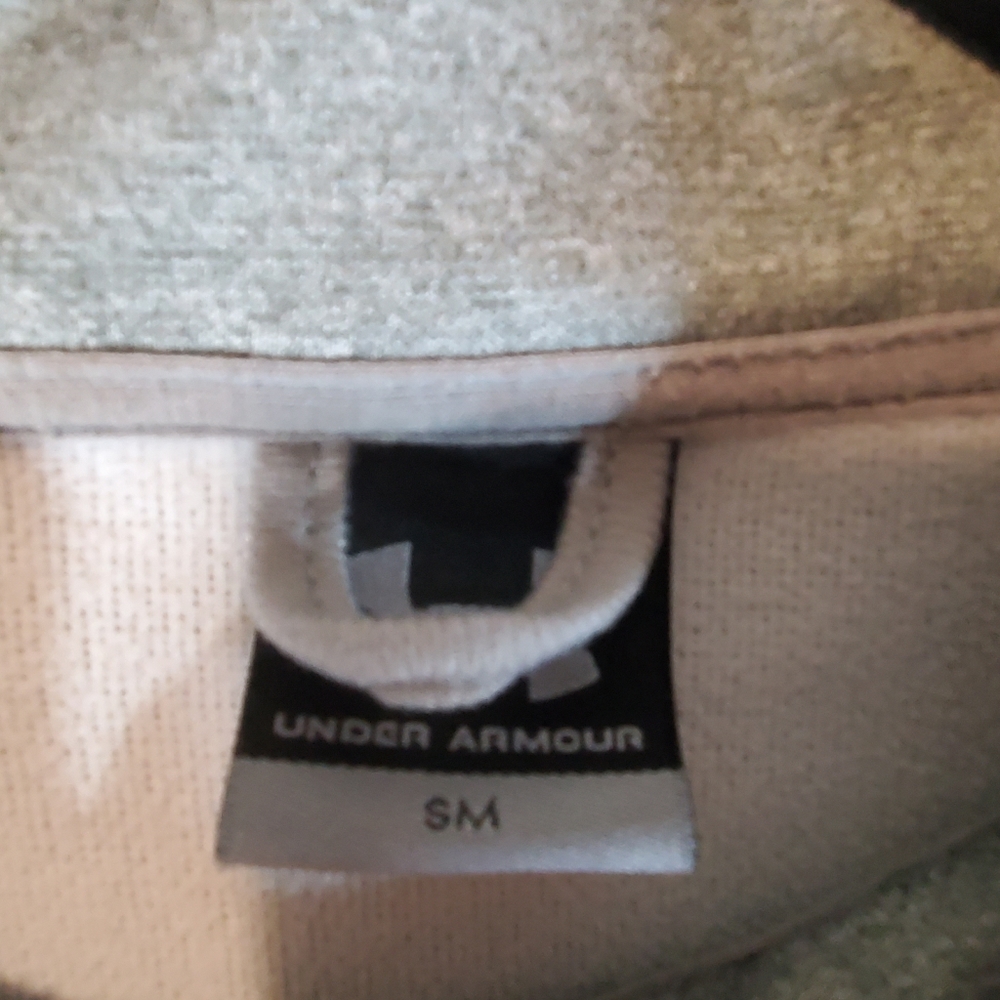 Under armour pull over - Picture 2 of 4